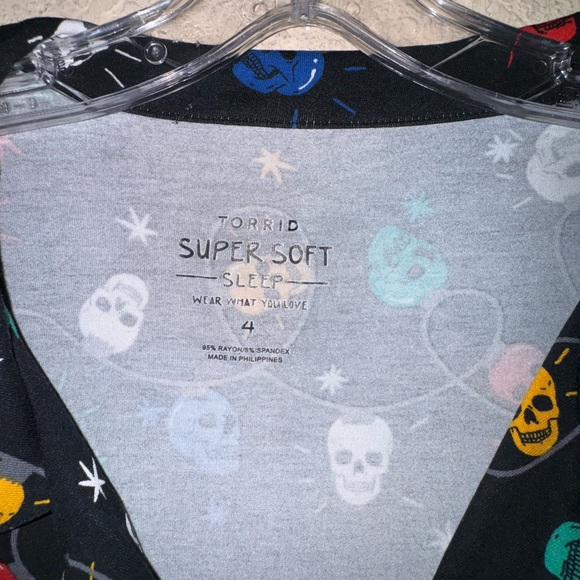 Torrid 💀Skulls Christmas Lights💀 Super Soft Sleep Pajama Longer Shirt 💀 - Picture 7 of 8